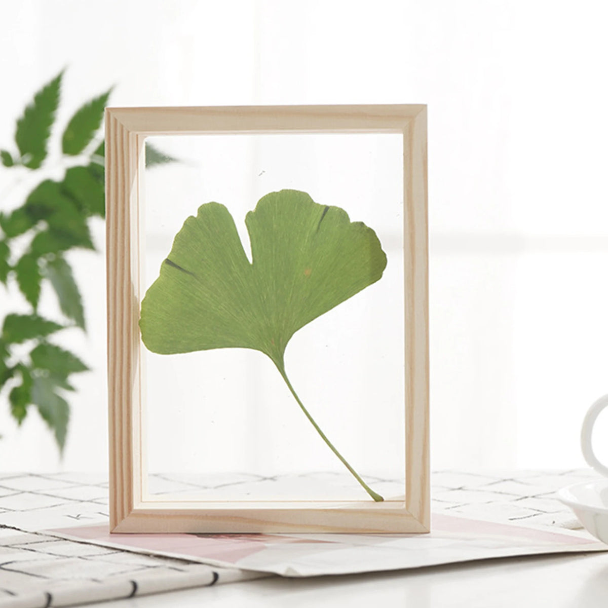 cadre photo bois double face nature morte feuilles brindilles ours peluche minimaliste deco maison