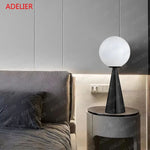 Design cône créatif de la lampe de table vue de près