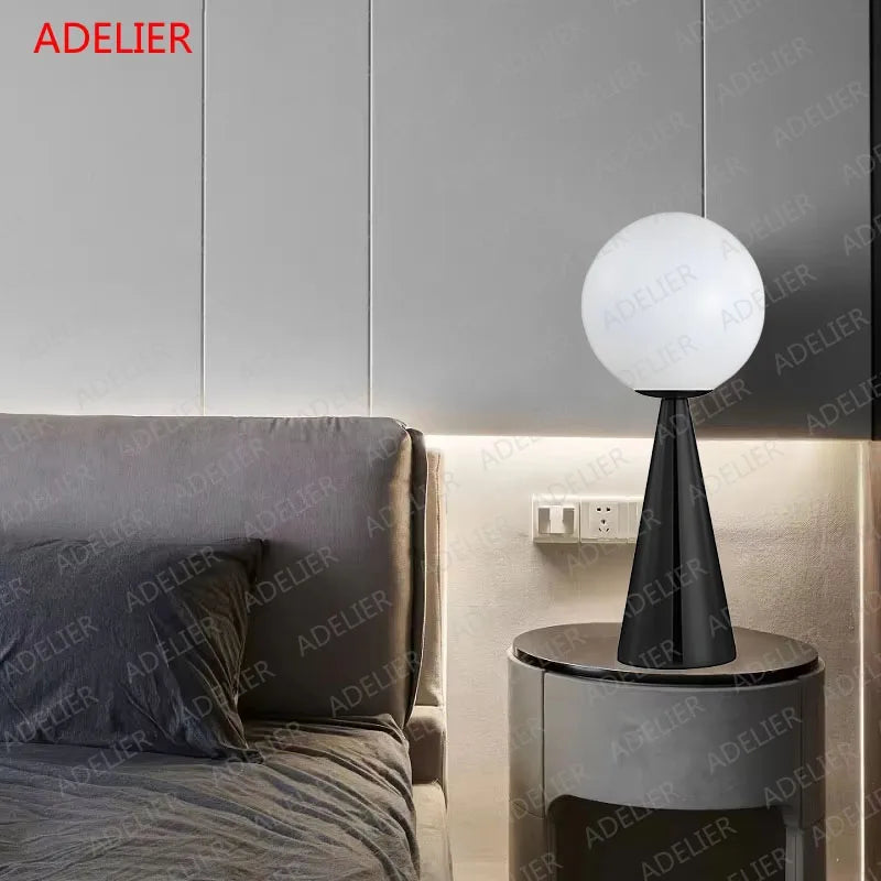 Design cône créatif de la lampe de table vue de près