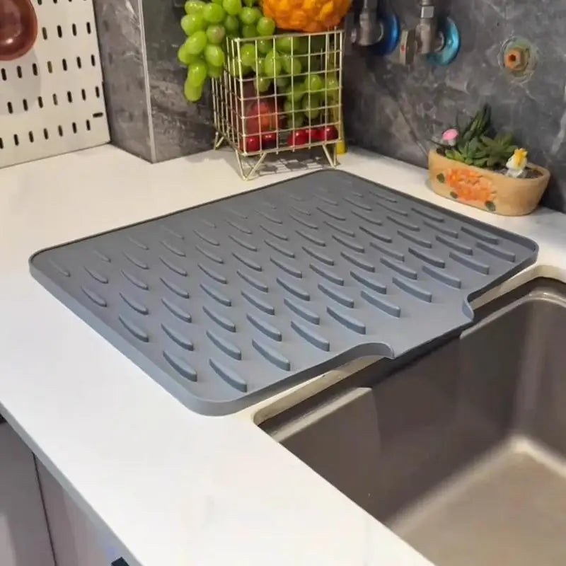 tapis cuisine silicone gris surface rugueuse drainage rapide antidérapant moderne incliné résistant chaleur