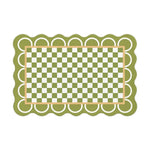 Tapis décoratif rectangulaire vert et blanc avec un motif damier.