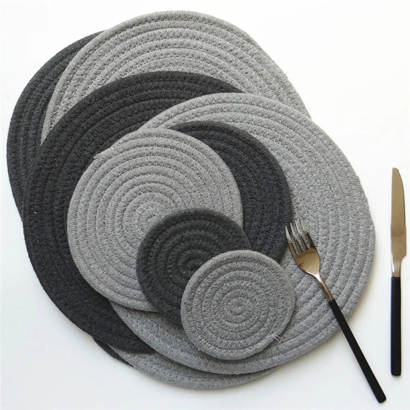 tapis table tissé spirale gris blanc moderne rustique assiettes cuillère fourchette couteau bol gâteaux