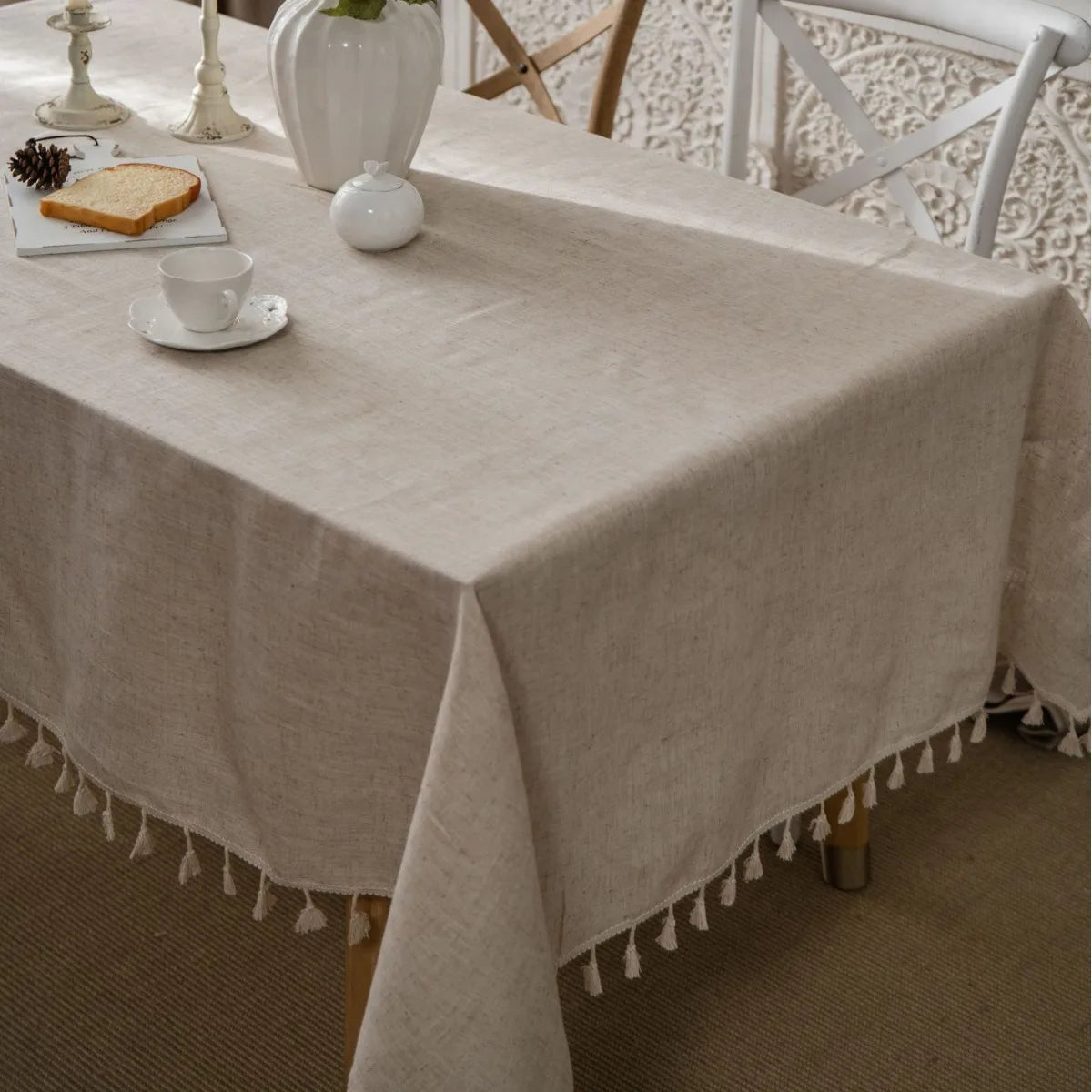 nappe table rectangulaire beige clair lin naturel rustique chic pompons blancs décorative