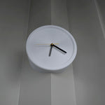horloge murale rouge moderne aiguille quartz résine fixée sans perforations silencieuseDecorationMurale