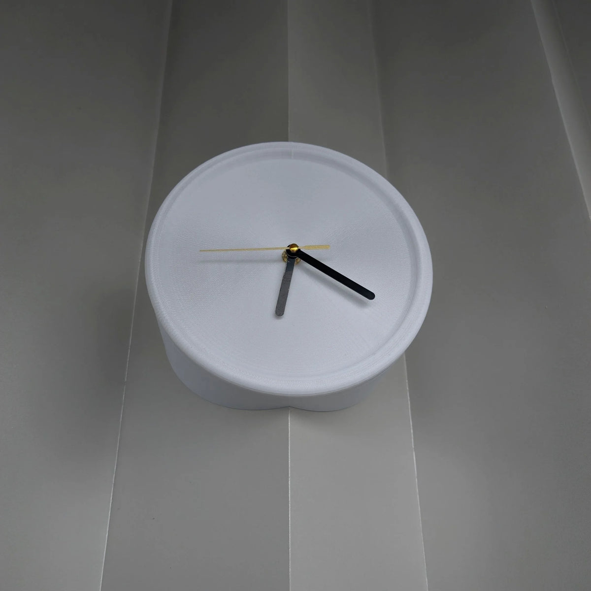 horloge murale rouge moderne aiguille quartz résine fixée sans perforations silencieuseDecorationMurale