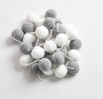 guirlande pompons rose bleu blanc moderne décoration anniversaire enfant velours chambre festive