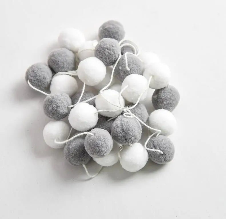 guirlande pompons rose bleu blanc moderne décoration anniversaire enfant velours chambre festive