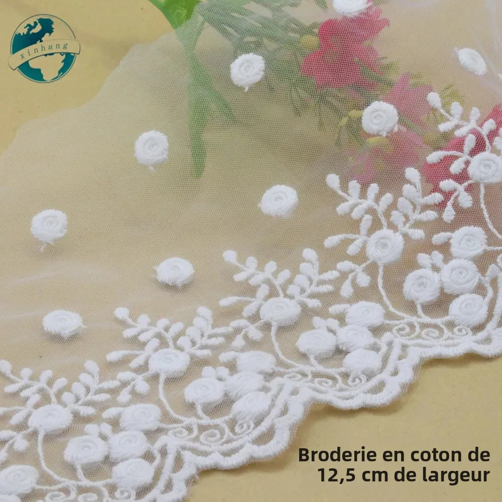 dentelle tulle blanche motifs floraux bordure ajourée tissu voile élément relief romantique floral