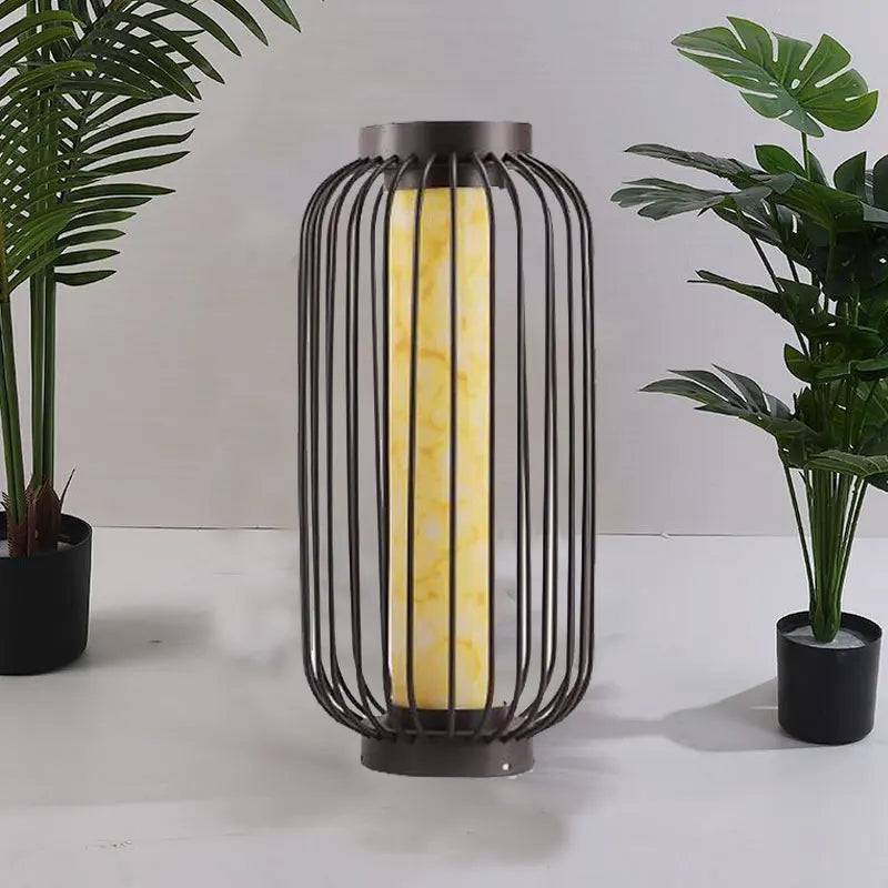 lanterne moderne éclairage extérieur led ip65 noir jaune clair texture marbrée minimalisteflux lumineux faible