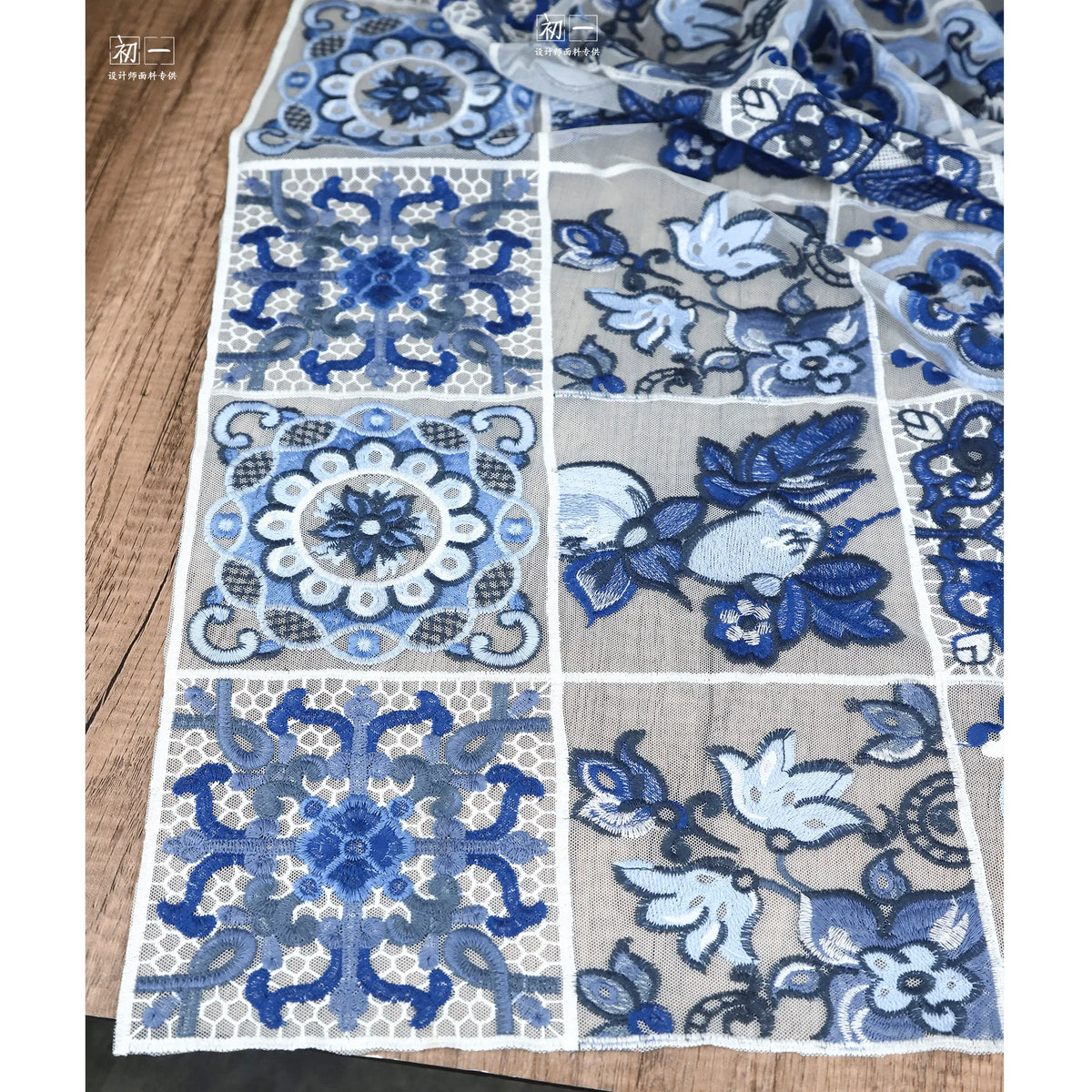 écharpe ethnique patchwork floral géométrique bleu gris blanc opaque traditionnelle française