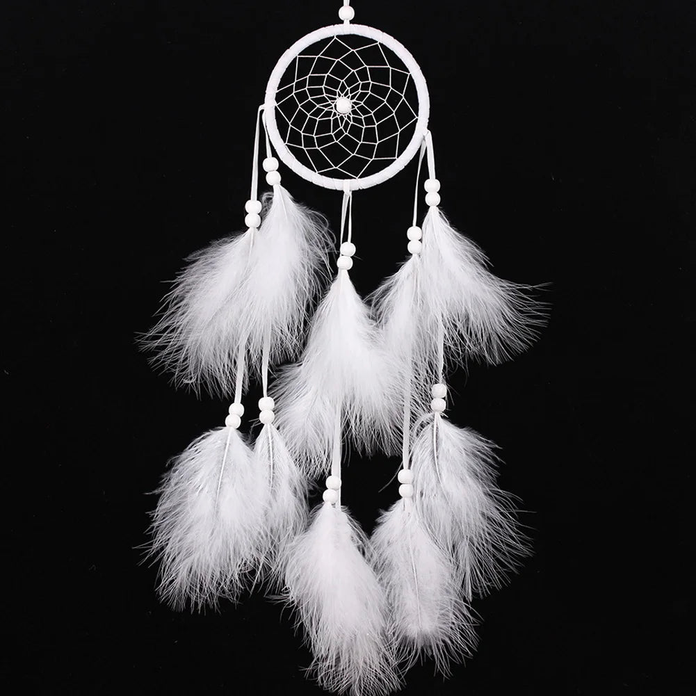 attrape rêves traditionnel blanc plumes blanches décoration maison amour pastorale matière organique
