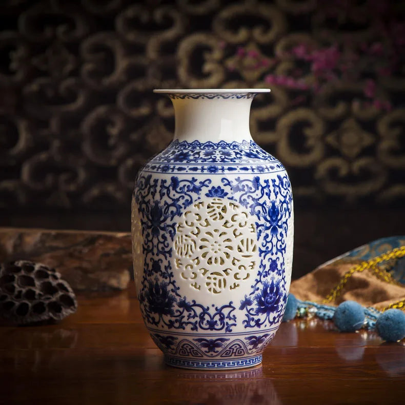 Vase décoratif en porcelaine ornée de motifs bleus floraux et géométriques élégants.