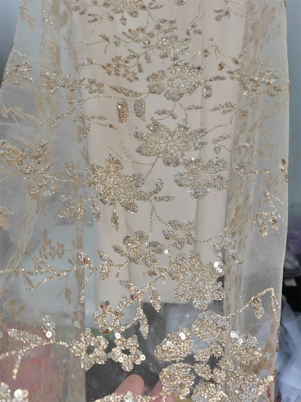 tissu dentelle fleurs feuilles sequins blanc doré translucide élégant festif décoratif robes costumes