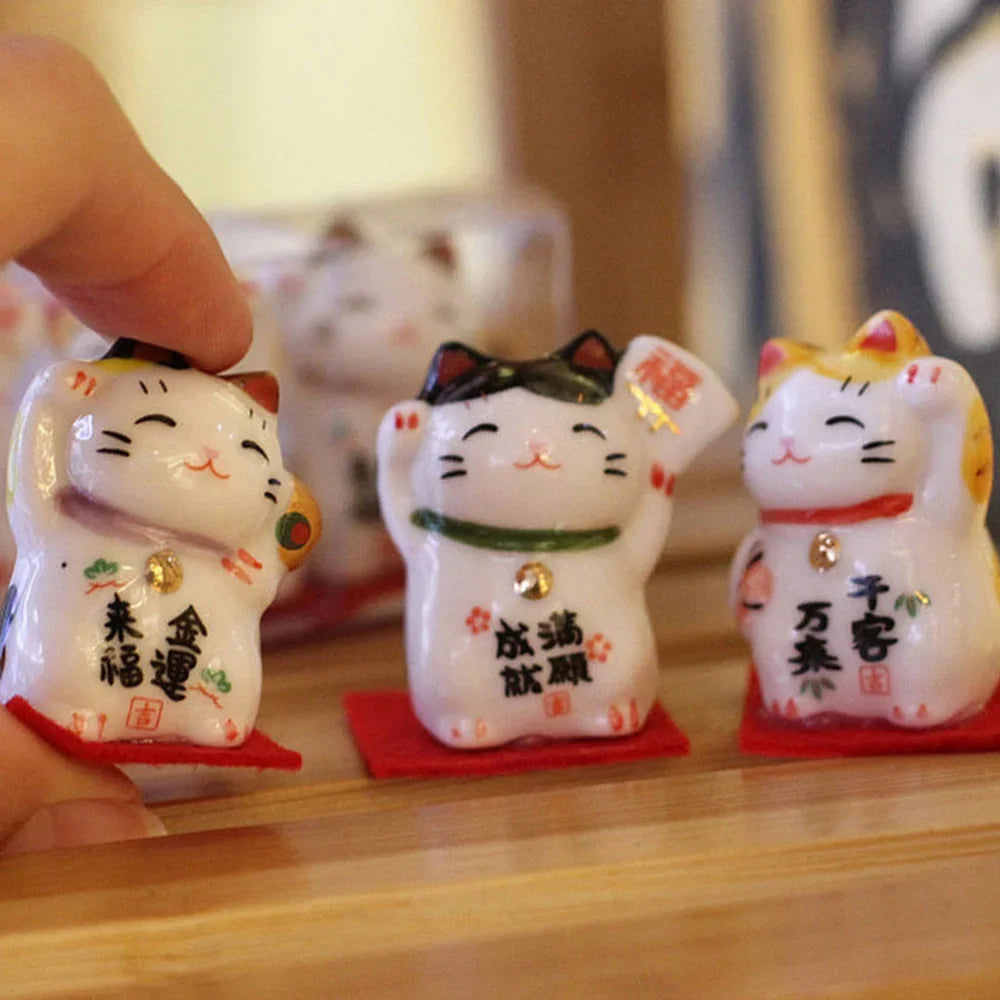 statuettes maneki neko chats motifs japonais yeux brillants socles rouges décoratives intérieur