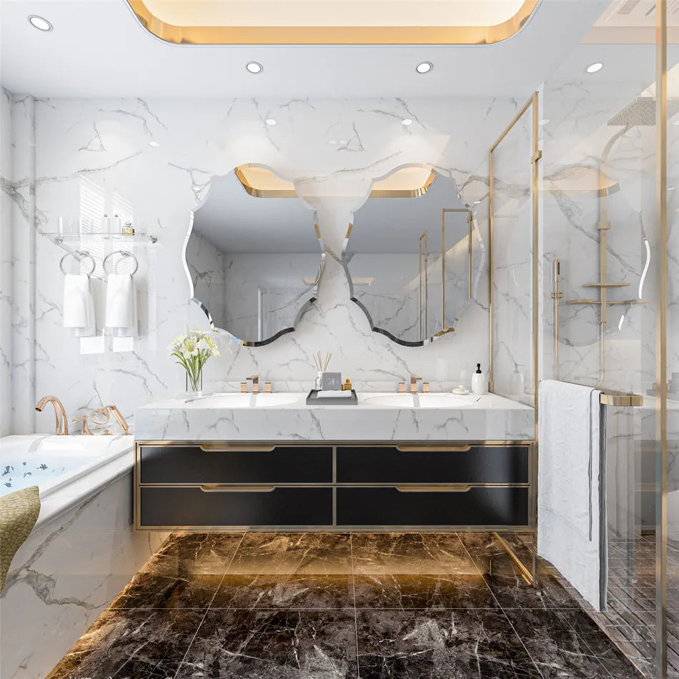 Salle de bain moderne avec douche, baignoire et lavabo en marbre blanc, vanité noire et dorée, miroirs décoratifs et éclairage à encastrement dans le plafond.