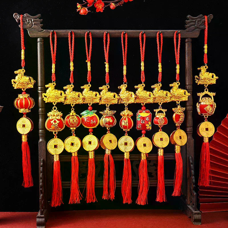 décoration murale chinoise artisanale rouge doré motifs traditionnels papier brodé pompons cloche festive