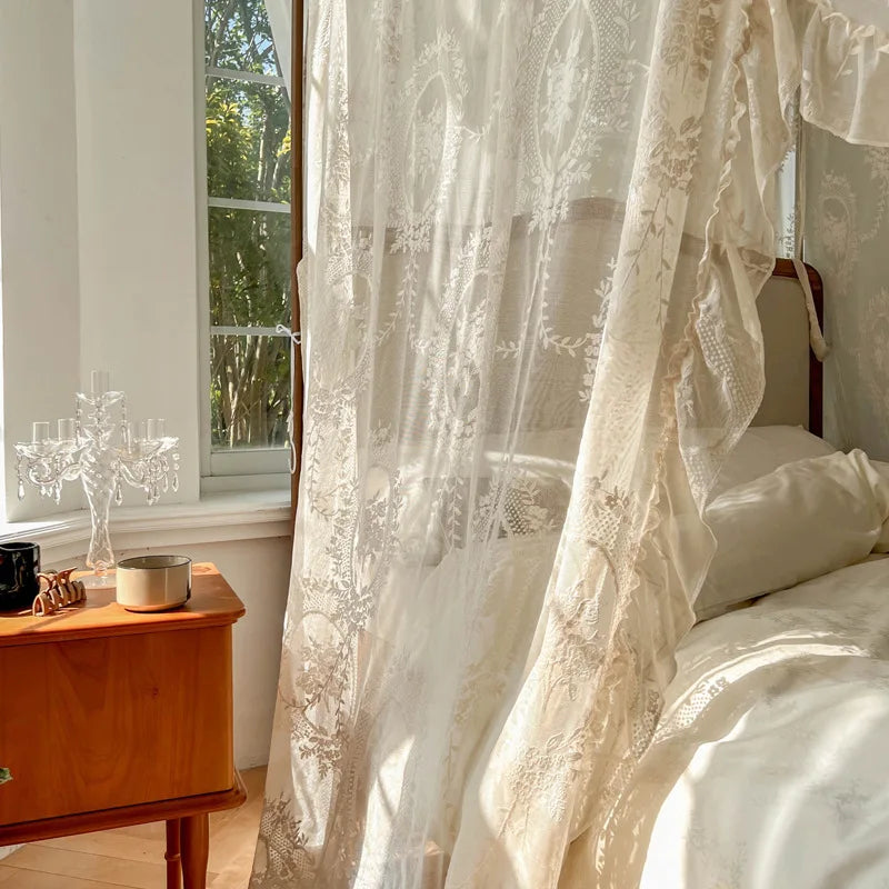 Chambre confortable avec rideaux blancs élégants et appliques murales en cristal, sur une commode en bois.
