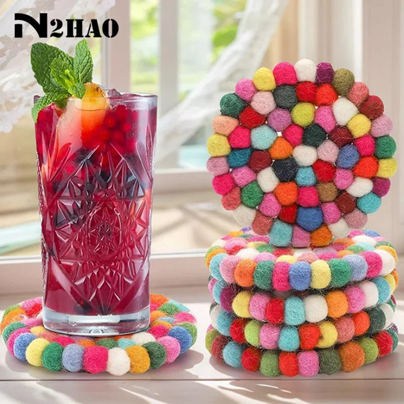 tapis table multicolore feutré boules laine main artisanale protection meuble diamètre 10cm