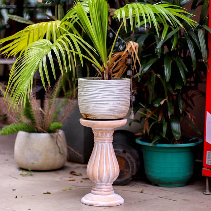 support plante colonne classique rose pâle beige rayures verticales texture sculptéeextérieur vintage robuste