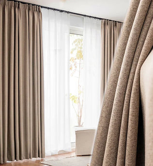 Image d'un élégant rideau brun en textile de haute qualité, parfaitement assorti au design d'intérieur du salon, avec des meubles de style contemporain. Cette fenêtre traite une couverture de fenêtre attrayante qui apporte chaleur et confort à la maison. Les linges de maison coordonnés complètent l'aspect général de la pièce.