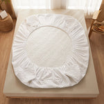 protège matelas imperméable blanc broderie florale classique lit chambre douce confortable