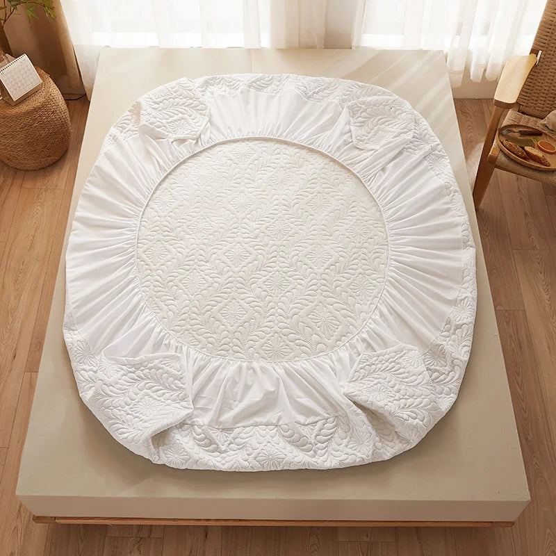 protège matelas imperméable blanc broderie florale classique lit chambre douce confortable