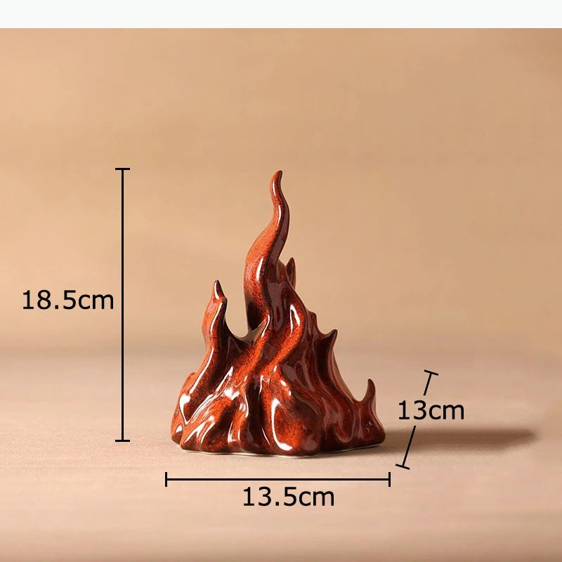 sculpture moderne flamme rouge brillante effet métallique pied bois doré