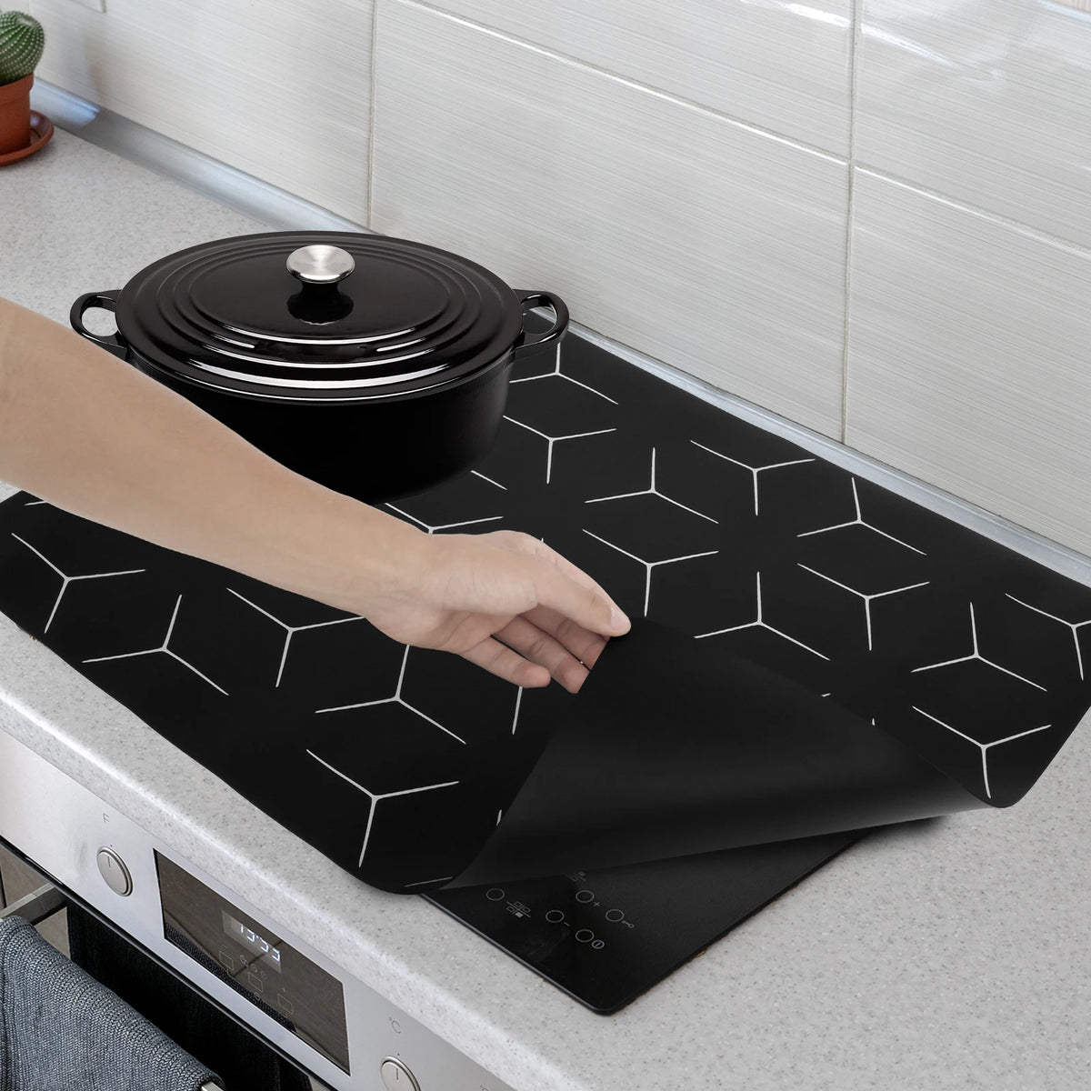 protecteur plaque cuisson induction noir hexagones blancs moderne adhésif 52x60cm silicone