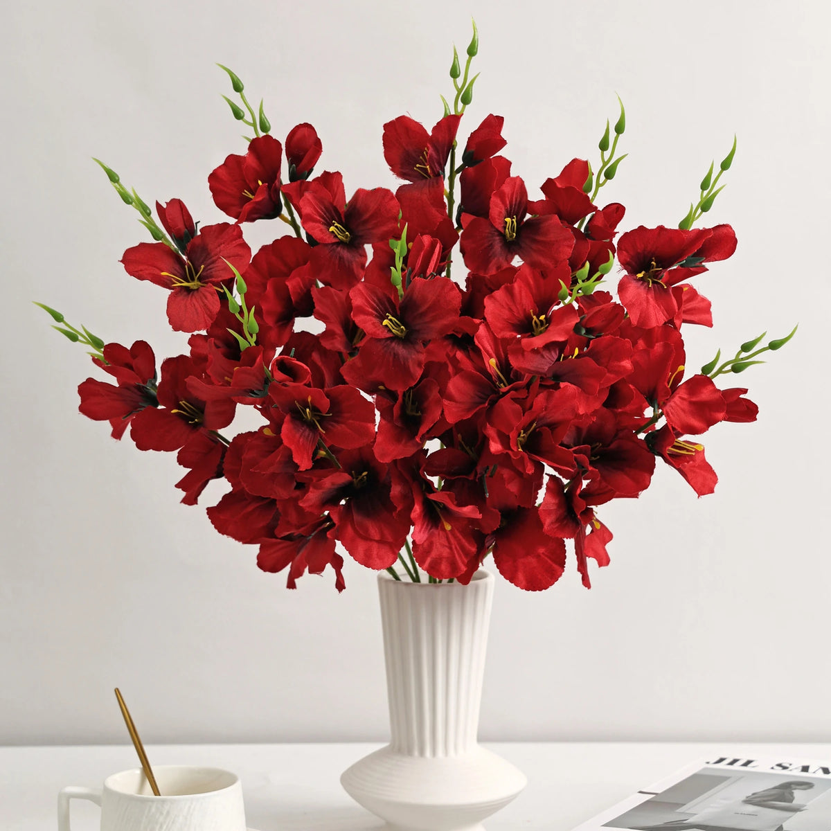 Bouquet artificiel moderne fleurs simples variées couleurs vase blanc décoration intérieure minimaliste mariage anniversaire