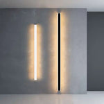Applique murale LED noire design moderne installée dans un salon contemporain