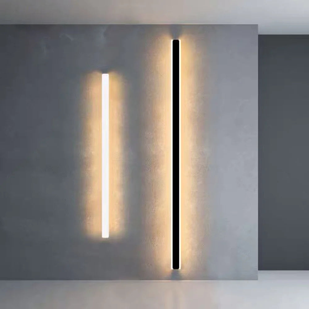 Applique murale LED noire design moderne installée dans un salon contemporain