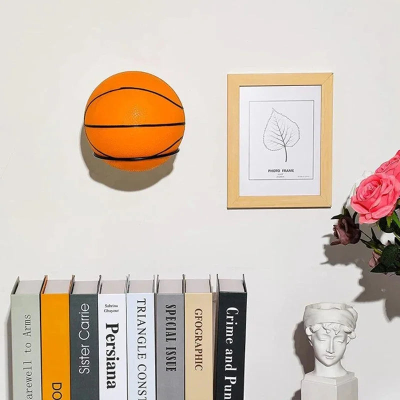 support mural acier noir orange ballons basketballs rangement décoration minimaliste fixations vis plaques métalliques