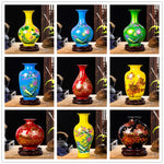 Des vases en céramique peints de motifs floraux colorés, posés sur un support en bois.