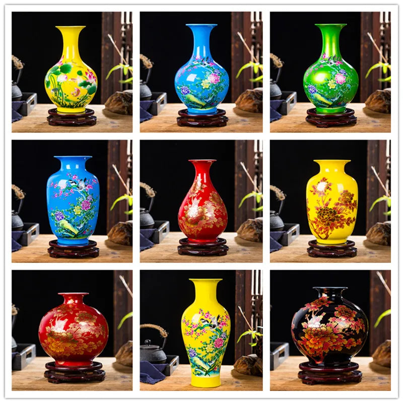 Des vases en céramique peints de motifs floraux colorés, posés sur un support en bois.