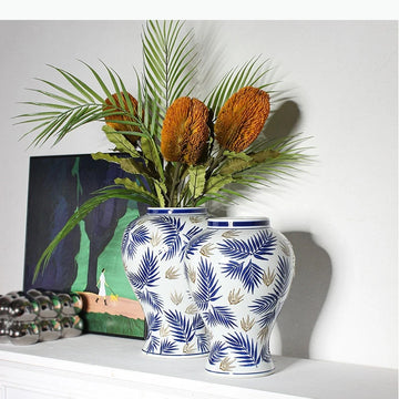 vases décoratifs porcelaine blanc bleu feuilles palmier motif doré modernes