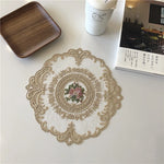 serviettes table vintage blanches rose pâle broderie florale dentelle romantique
