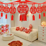 décoration mariage chinois motif double bonheur rouge or papier texturé éléments ajourés pompons rouges
