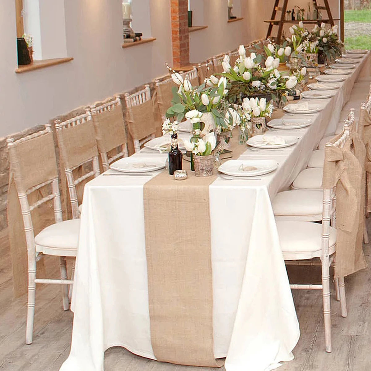 chemin table rustique toile jute nappe blanche decoration mariage champetre assiettes couverts