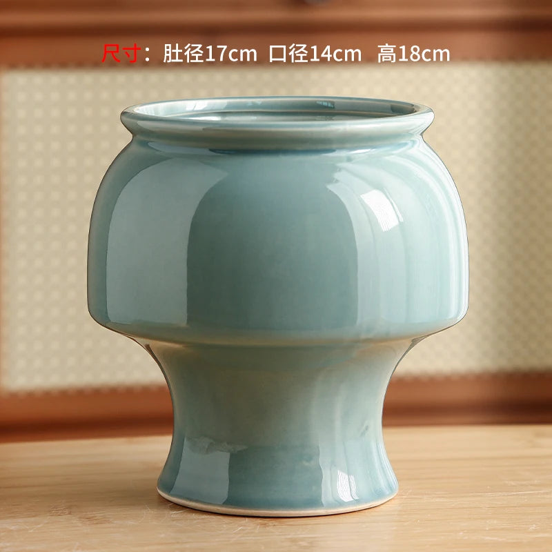 Magnifique vase en céramique d'un beau vert pastel, avec des dimensions de 17 cm de diamètre, 14 cm de largeur et 18 cm de hauteur, offrant une élégante décoration pour votre intérieur.