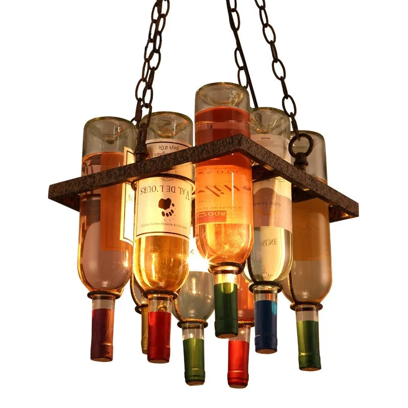 lampe suspendue multicolore bouteilles vin industriel ampoules chaînes métalliques rouges vertes bleues orangées