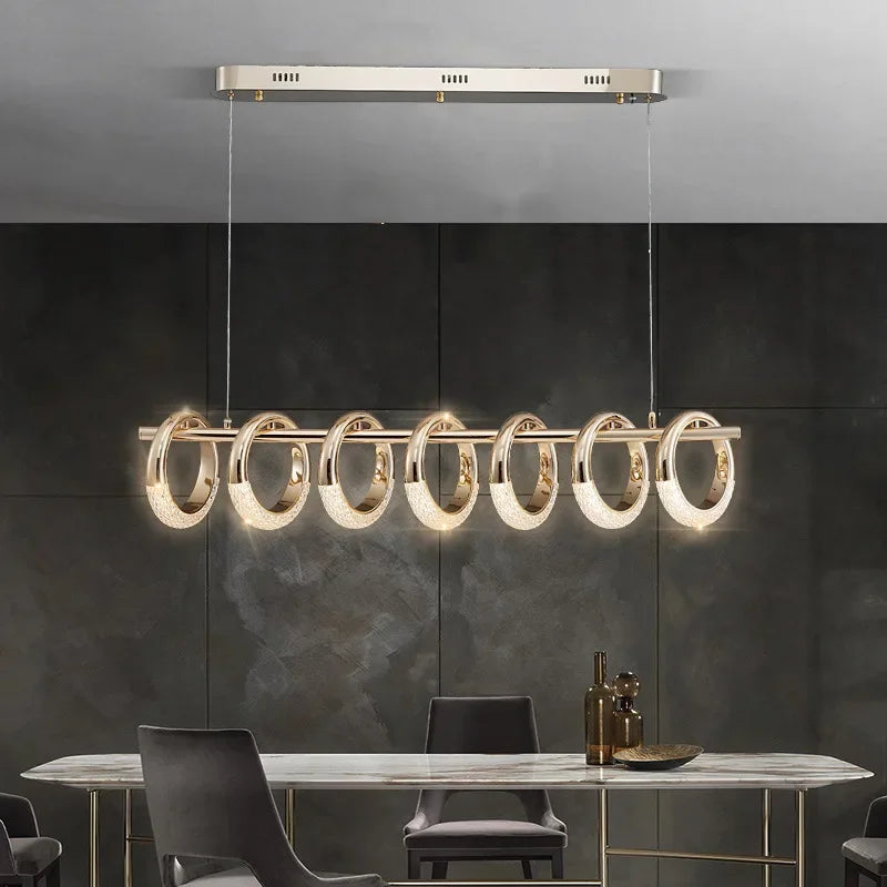 lampe suspendue dorée contemporaine effet miroir chaînes brillance éléganteintérieur salon cuisine doré