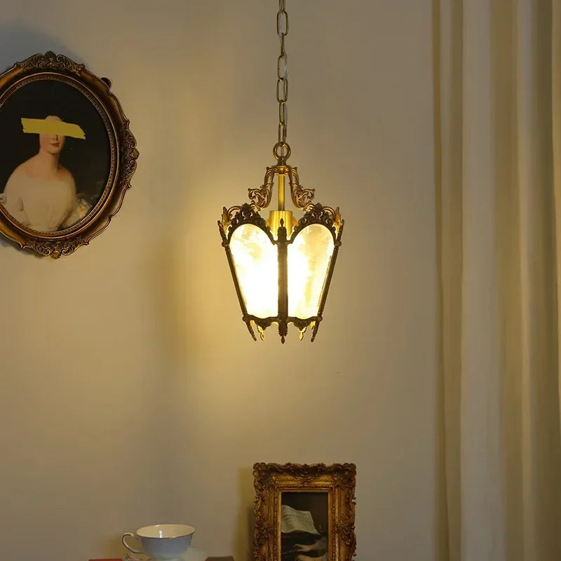 lampe suspendue or blanc translucide verre taillé ornements dorés classique baroque chaîne métallique
