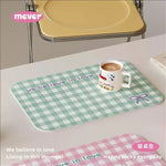 tapis table moderne vert clair rose bleu clair jaune clair carreaux blancs respectueux environnement