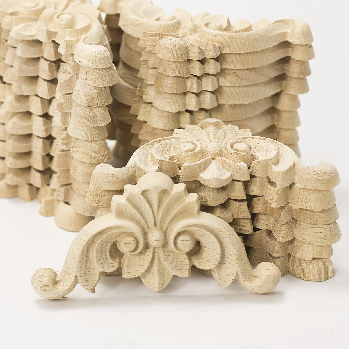 décoration murale bois sculpté fleurons volutes meuble bar armoire vitrée commode classique ornemental