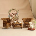 meubles miniature bohème marron clair tressage apparent fauteuils table basse coussins arche décorative souris