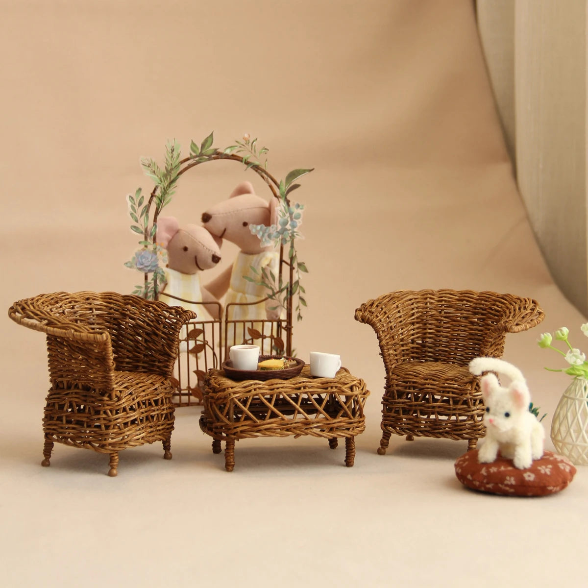 meubles miniature bohème marron clair tressage apparent fauteuils table basse coussins arche décorative souris