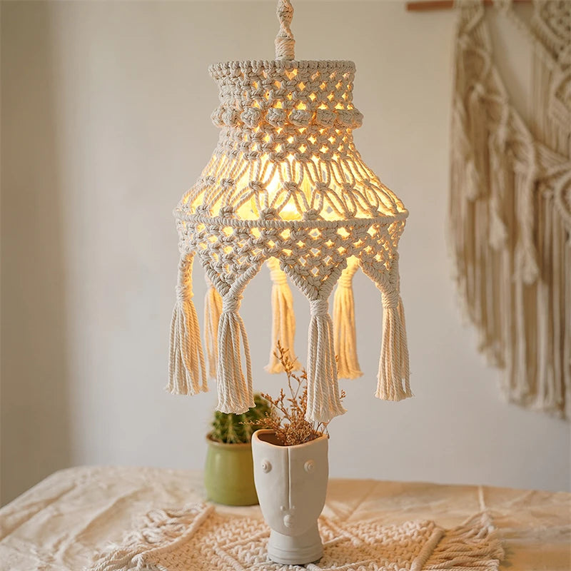 lampe suspendue boho macramé blanc cassé motifs géométriques boule bois franges decoration maison salon