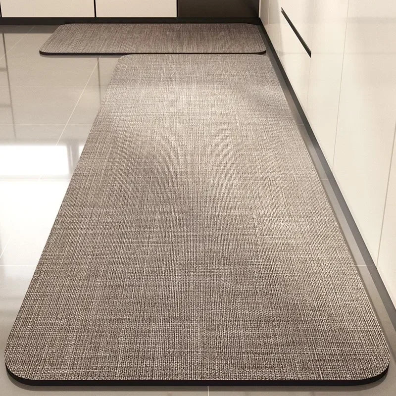 Tapis gris en fibres de lin et de coton, avec une texture douce et un motif tissé, idéal pour décorer une cuisine ou un salon moderne.