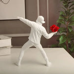statue moderne banksy lanceur fleurs rouge blanche noire ornement décoration intérieure chambre salon