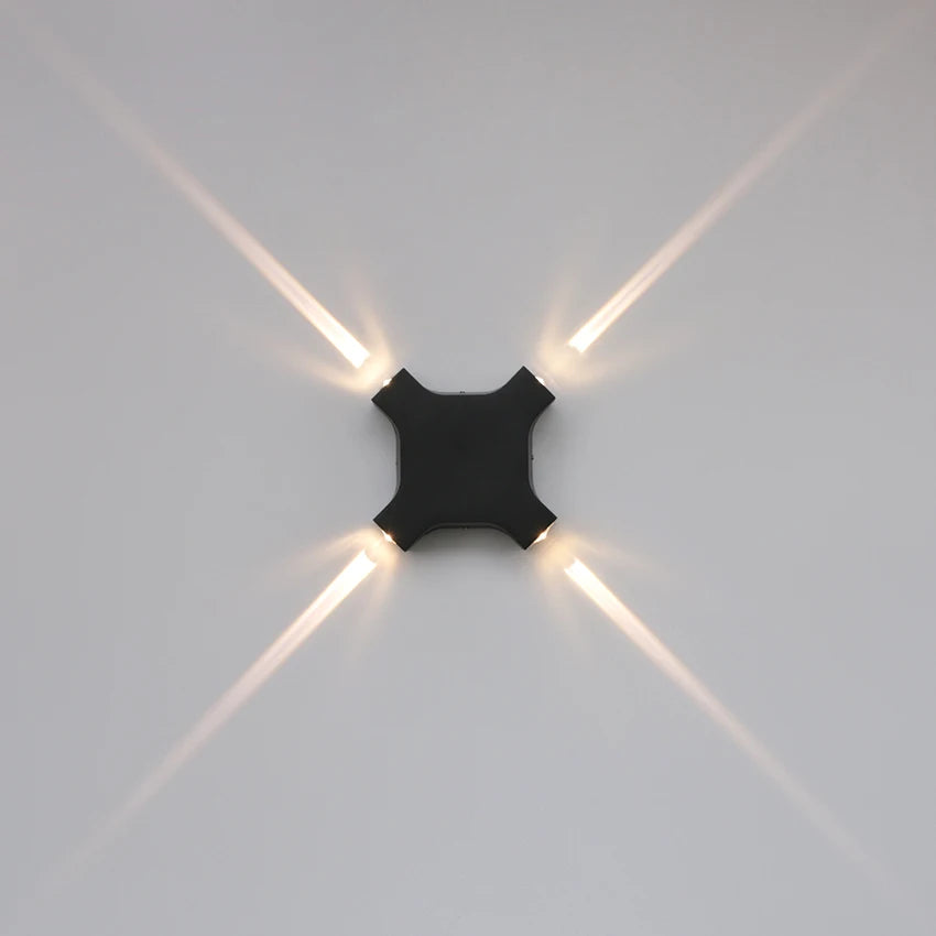 Applique murale LED extérieur étanche noire 4 côtés éclairant un jardin